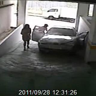 Kvinna körde med man på motorhuven - fängslad