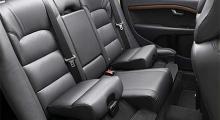 En världsnyhet: Baksätets båda sittdynor kan även fungera som barnstolar och dessutom ställas i två steg för att passa barn med olika längd.
