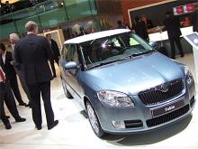 GMs högste chef Rick Wagoner inspekterar nya Skodia Fabia.