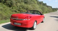 Prydlig. Förra generationens Astra cabriolet byggdes av Bertone, denna görs av Opel själva.