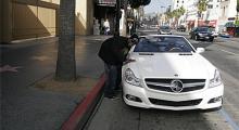 Hollywood Boulevard med "stjärntrottoarerna" en tidig söndagsmorgon. Killen på bilden hade guld i munnen som säkerligen motsvarade priset på en SL600.