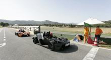 Ascari Race Resort, den spanska racerbanan intill Malaga. En bana som inte är känd för att vara lättmanövrerad. Lättare med en KTM X-BOW är en svarslöst fråga, roligare må så vara.  