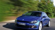 VW Scirocco ser småelakt giftig ut, linjespelet är ungefär som på nya Golf men tillplattat. Så var det på första generationen också.