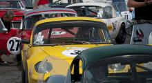 Långa rader av Lotus Elan, anförda av en Ginetta G4. 