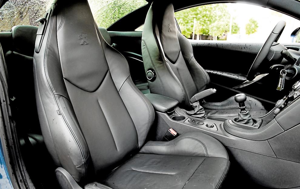 Bra utrymmen fram men inte bak. Sköna stolar med lite för korta sittdynor. 