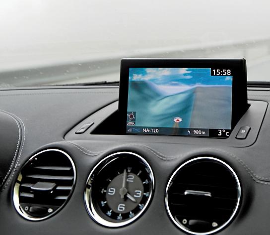 Den snygga klockan var designad av Bell & Ross på konceptbilen. Här får klockmärket ingen gratisreklam. 