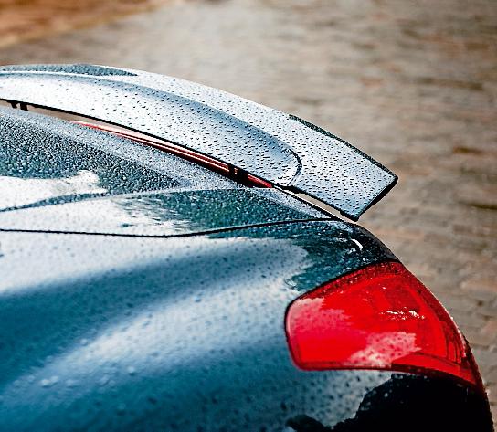 Halvvägs upp i 85 km/h, full vinkel först i 155 km/h. Eller med en knapptryckning. 