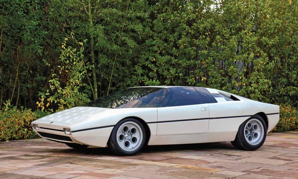 Lamborghini Bravo. 1974 fyllde Lamborghini 10 år och detta firades bland annat med Bravo som mötte publiken på bilsalongen i Turin. Skulle gå i produktion som lillebror till Urraco, men så blev det aldrig. Förväntas kosta 150 000-220 000 euro.