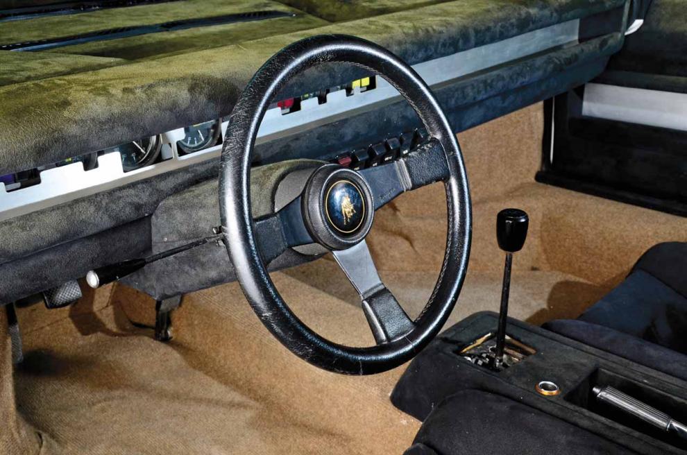 Lamborghini Bravo. 1974 fyllde Lamborghini 10 år och detta firades bland annat med Bravo som mötte publiken på bilsalongen i Turin. Skulle gå i produktion som lillebror till Urraco, men så blev det aldrig. Förväntas kosta 150 000-220 000 euro.