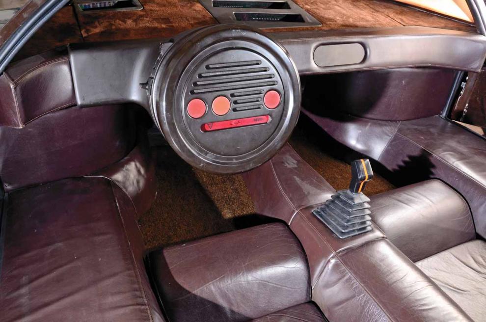 Lancia Sibilo. Formen och färgen skriker 1978. Och det var just detta år bilen hade premiär på Turin Motor Show. Ritad av Marcello Gandini och försedd med 2,4-liters V8 från Stratos Dino. Förväntas kosta 60 000-100 000 euro. 