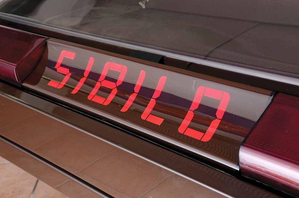 Lancia Sibilo. Formen och färgen skriker 1978. Och det var just detta år bilen hade premiär på Turin Motor Show. Ritad av Marcello Gandini och försedd med 2,4-liters V8 från Stratos Dino. Förväntas kosta 60 000-100 000 euro. 