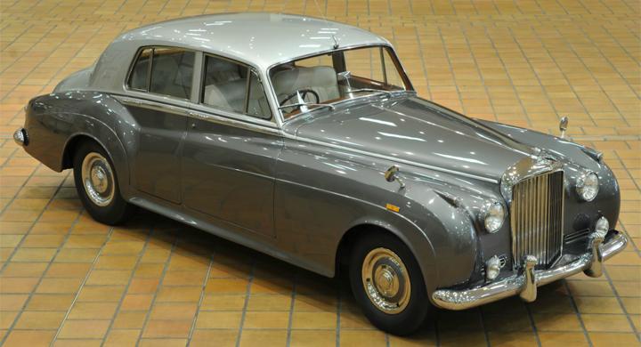 Prinsen av Monaco auktionerar bilar