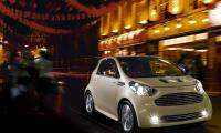 Aston Martin Cygnet glider fram i China Town.