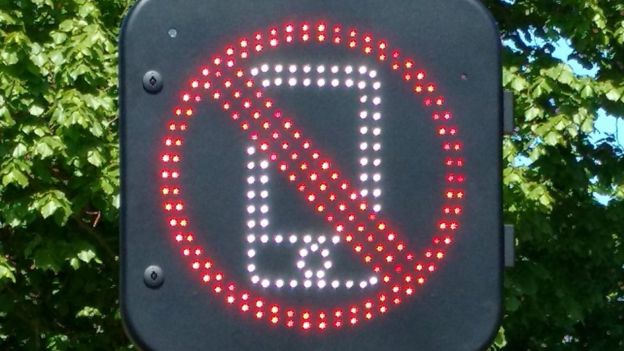 Nya vägskyltar upptäcker mobilanvändande