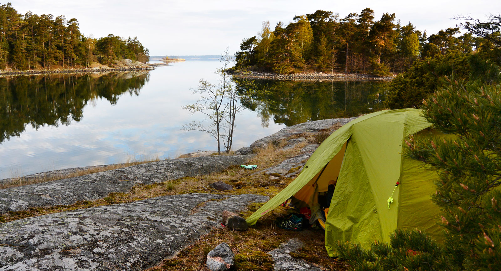 Kajakerna dras enkelt upp på land.
