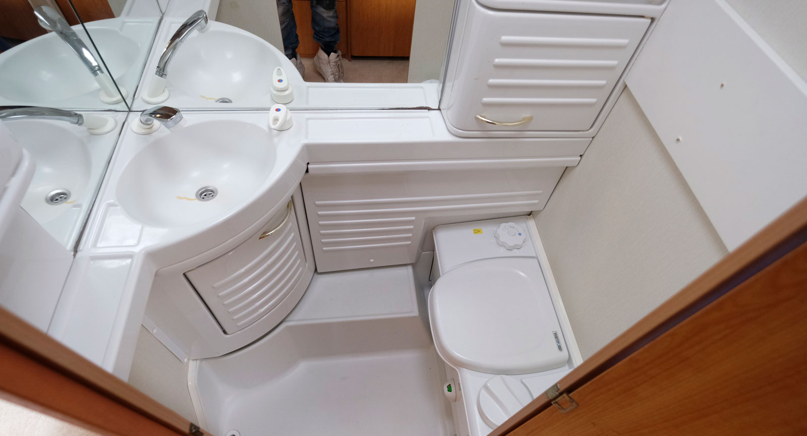 Badrummet är som en vit plastbubbla utan fönster, men väl en taklucka för enklare vädring.