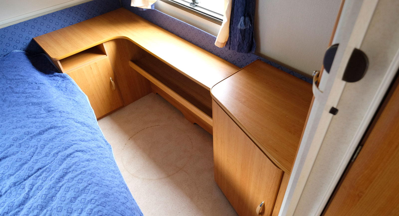 Sideboard intill dubbelsängen rymmer både förvaring och möjlighet att ha lite prydnadssaker.