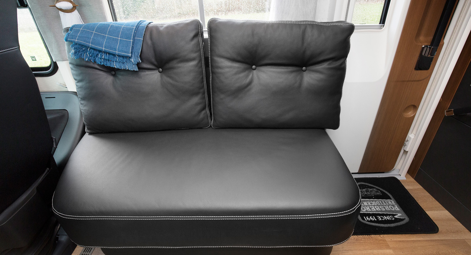 Sidosoffan är stor och ger gott om plats för två personer. Det går även att omvandla den till en femte sittplats vilket är praktiskt.