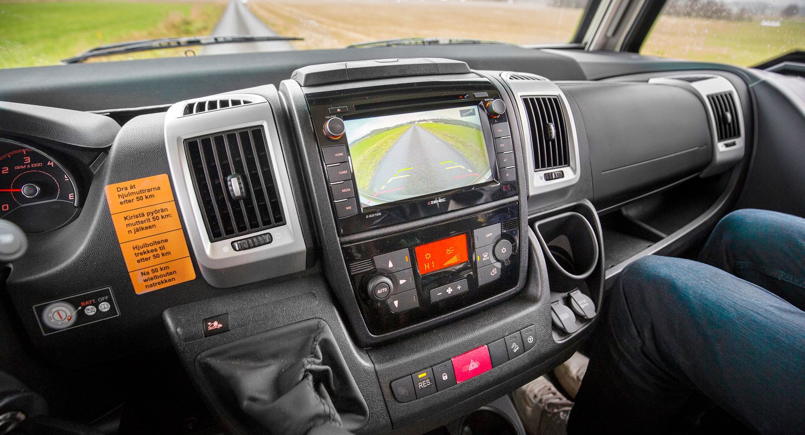 Integrerad backkamera och bra display underlättar livet för de som kör bakåt. I testbilen finns klimatanläggning i hytten.