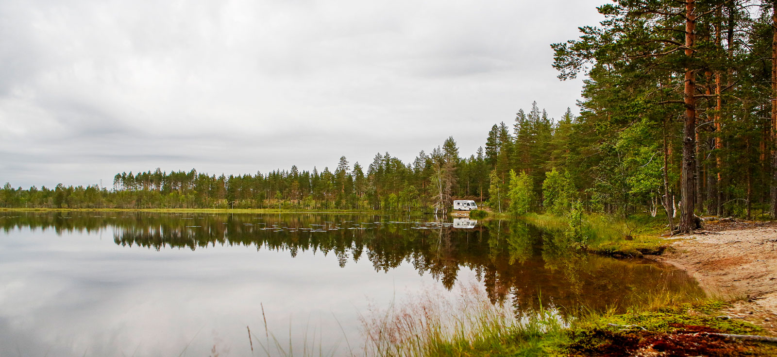 Har man tur går det att hitta egna sjöar att stå vid och kanske en ensligt belägen sandstrand.