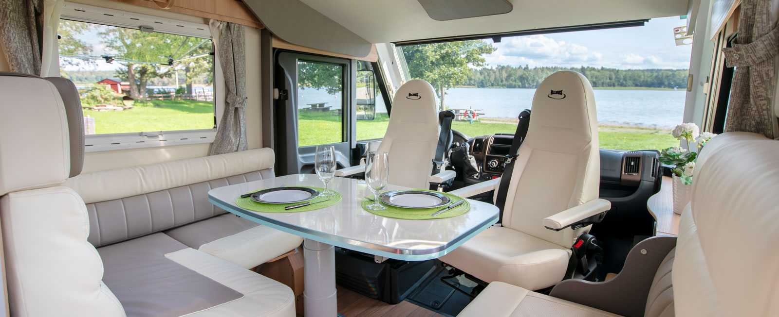 Sittgrupp med stadigt bord som flyttas enkelt med ett handgrepp under skivan.