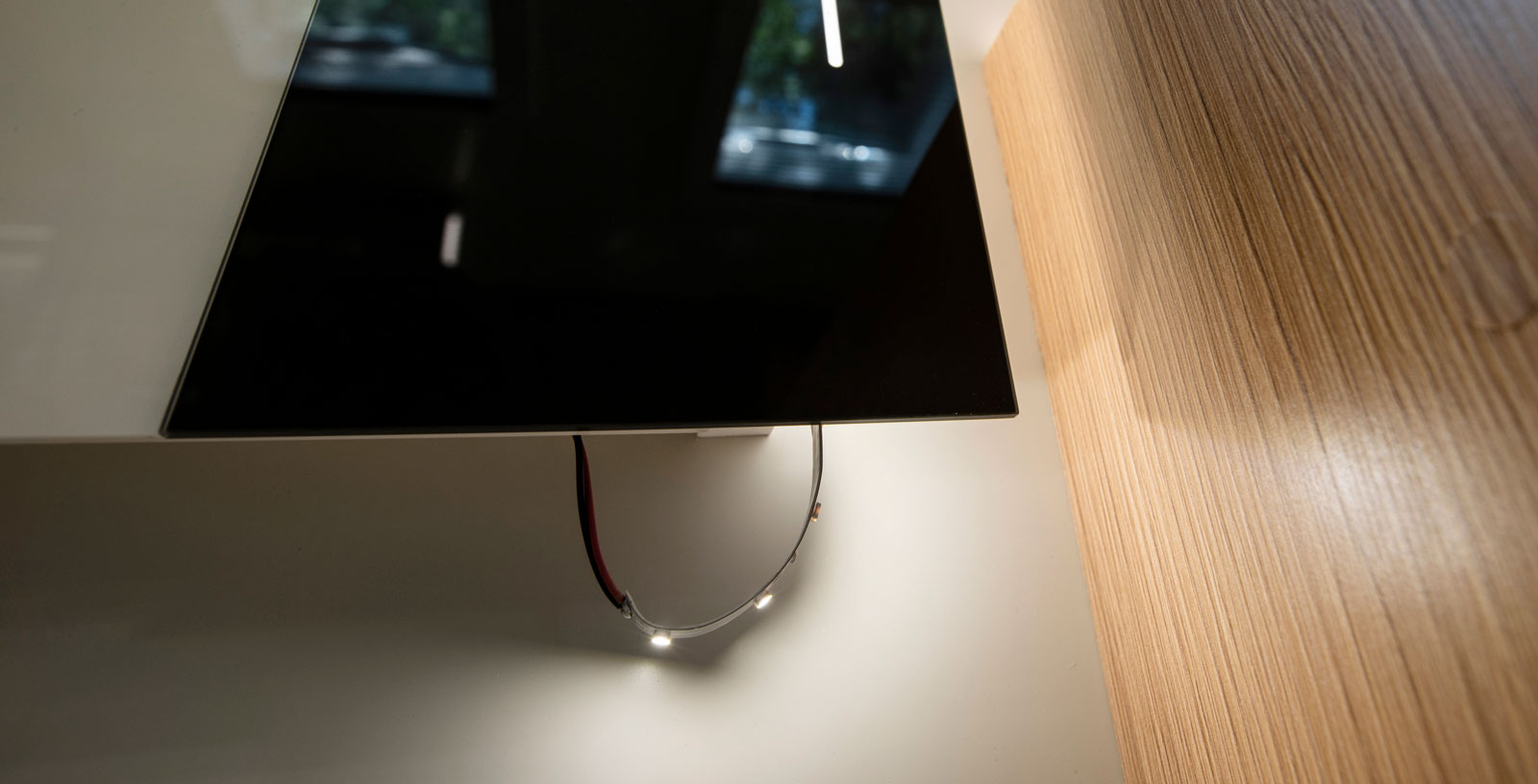 Tyvärr lossnar en del detaljer. Här en LED-skena vid köket.