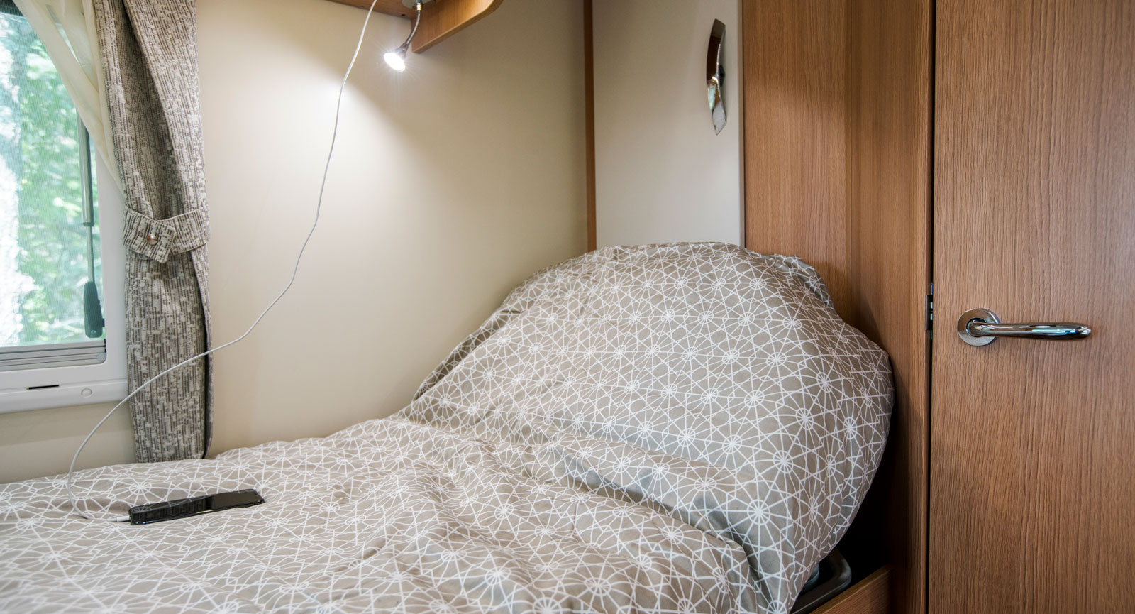 Sängen kan fällas upp till läsläge. USB-kontakt i lampan.