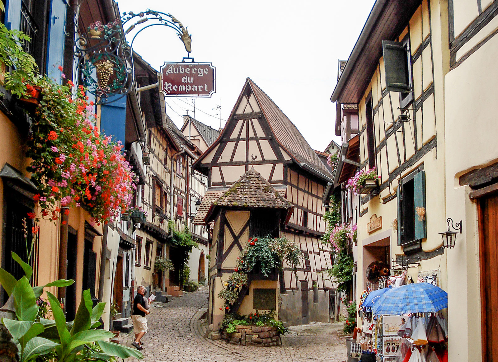 Eguisheim, en av alla pittoreska byar i Alsace med korsvirkeshus i udda färger och former.