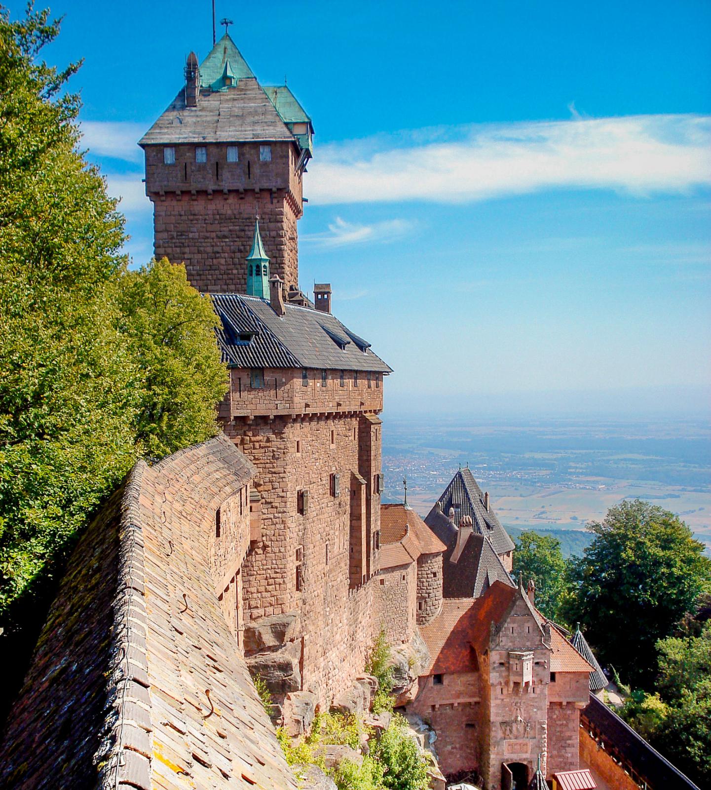 Borgen Haut-Koenigsbourg, en gång plundrad och raserad av svenskar, i dag en stor turistattraktion i Alsace.