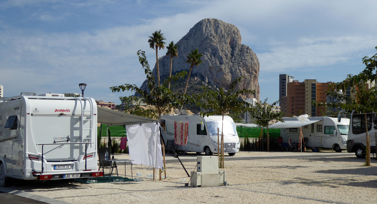 Bergstoppen dominerar stadsbilden i Calpe, som här från ställplatsen Sol de Calpe Austral där vi bor.