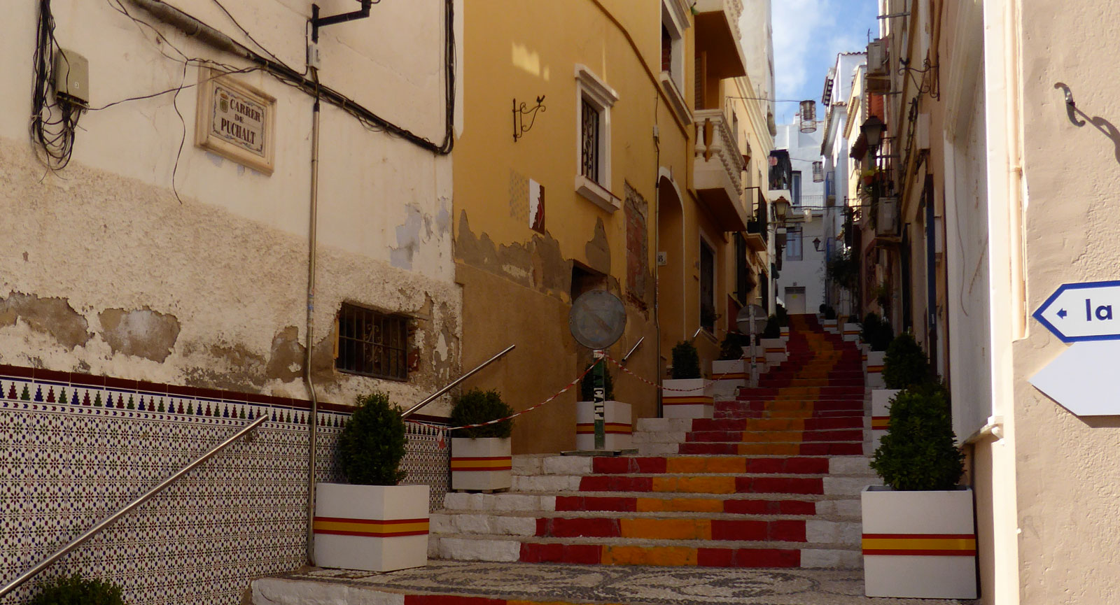 I gamla stan i Calpe är trapporna målade i spanska färger.