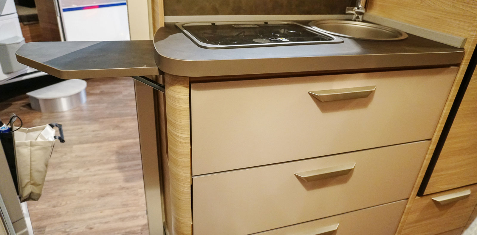 Köksmodulen är liten men en uppfällbar skiva ger mer plats tillsammans med glaslocket på spisen.
