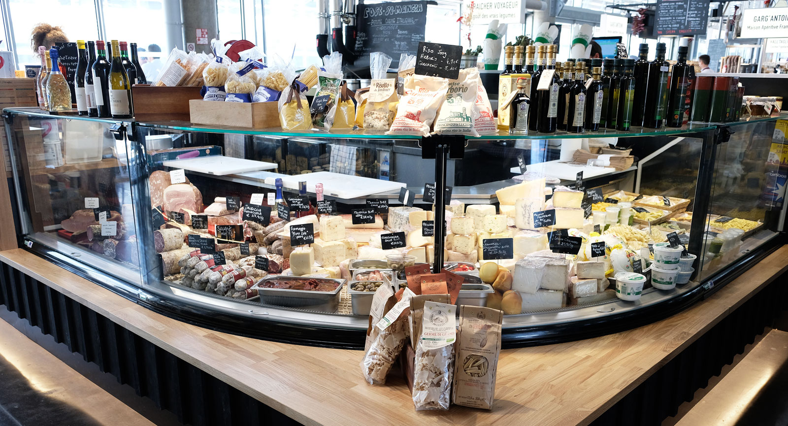 I Les Halles de Bacalan slåss delikatesserna om din uppmärksamhet och det vattnas i munnen.