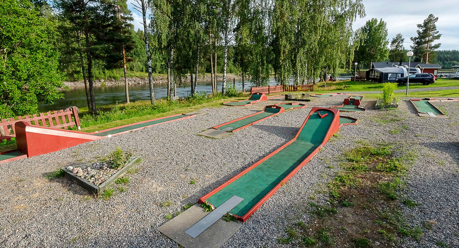 Minigolf är en campingklasssiker som även finns på Sikfors. Se till att banorna är rena innan ni börjar bara!
