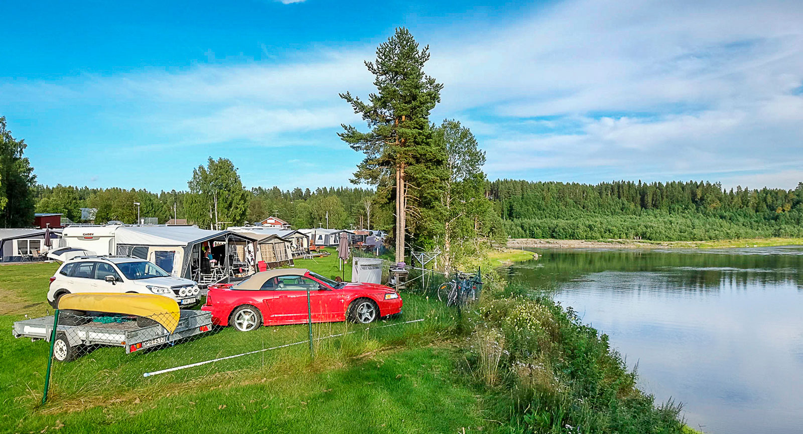 Mitt ute i Pite älv finns en ö med långgrund sandstrand.