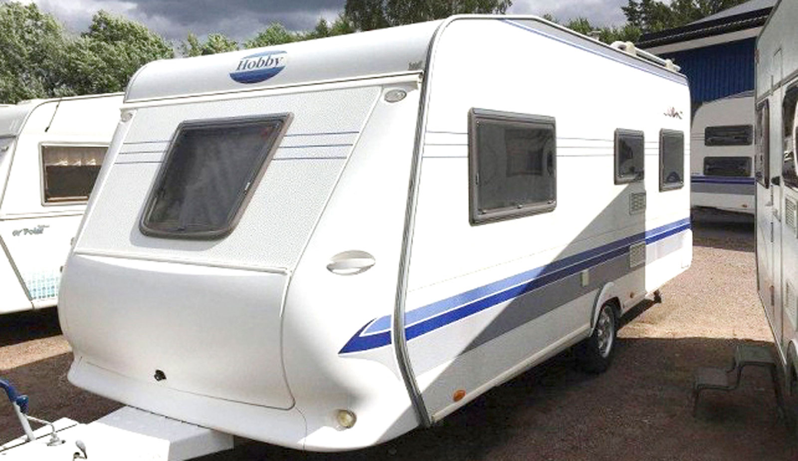 Hobby Excellent 540 UE (2005)
Nyare alternativ för snarlik prislapp. Kontinental vagn med luftburen värme, dubbelsäng och U-sitt. Mjölby. 99 900 kronor.