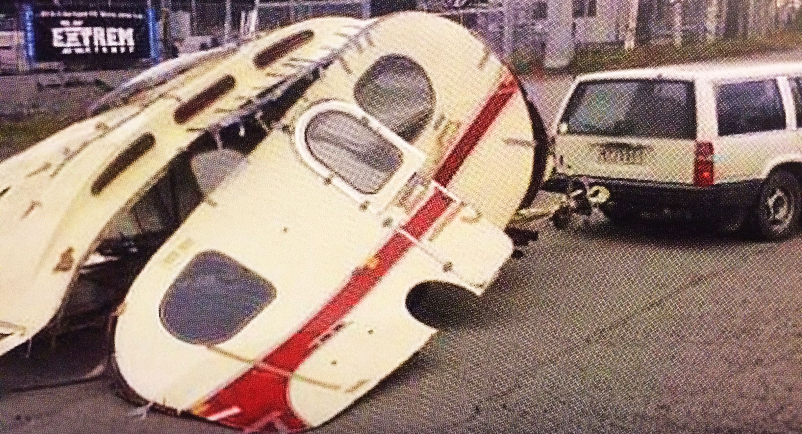 När Leif Nilsson skulle dra sin nyinköpta husvagn till en
verkstad rasade den ihop under färden.
