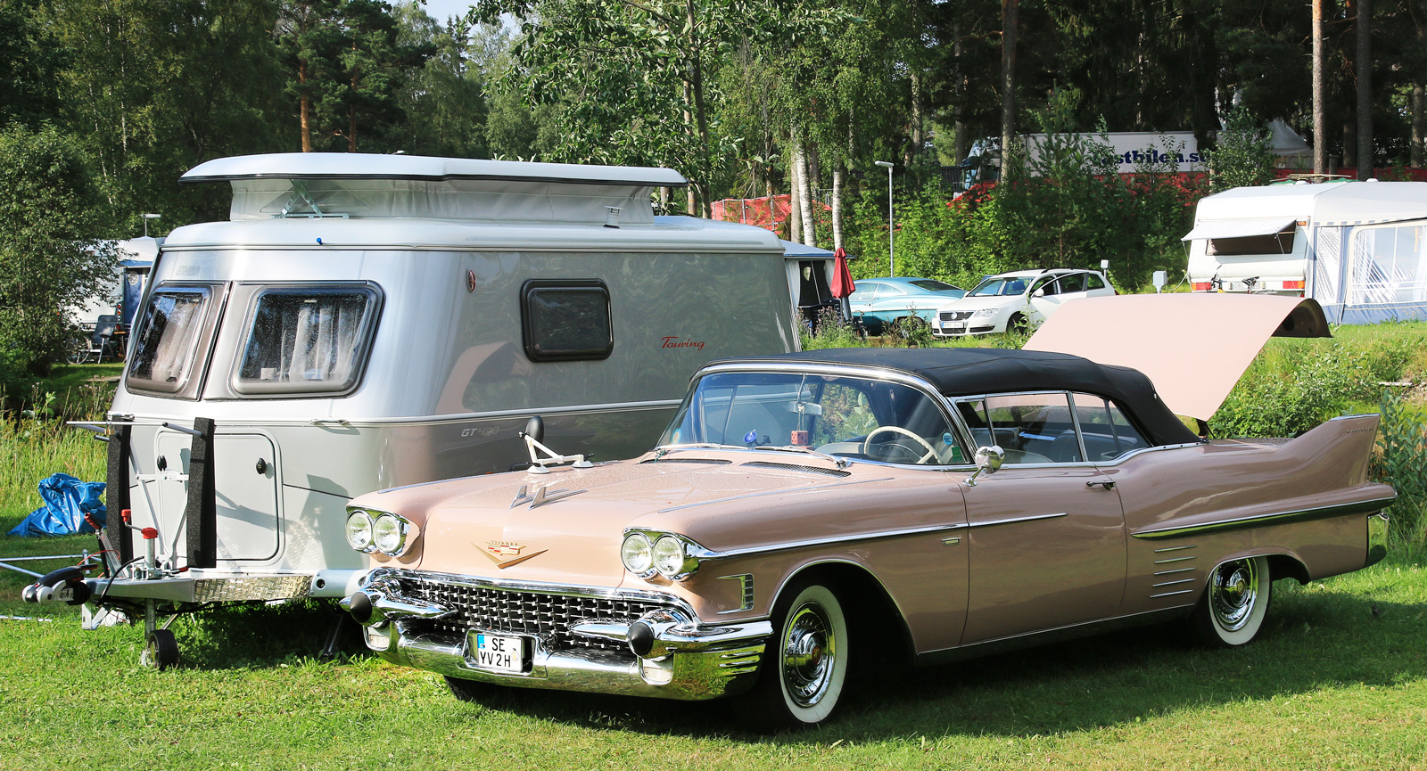 Mjuka linjer på campingplatsen i Rättvik under Classic Car Week.