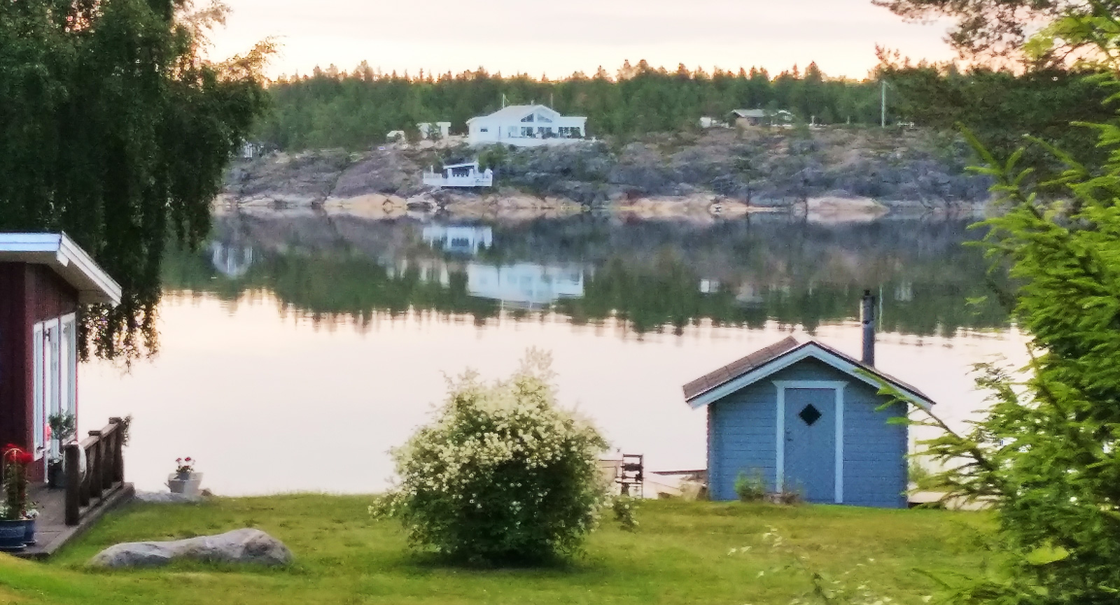 Utsikt från promenad längs viken där campingen är belägen.