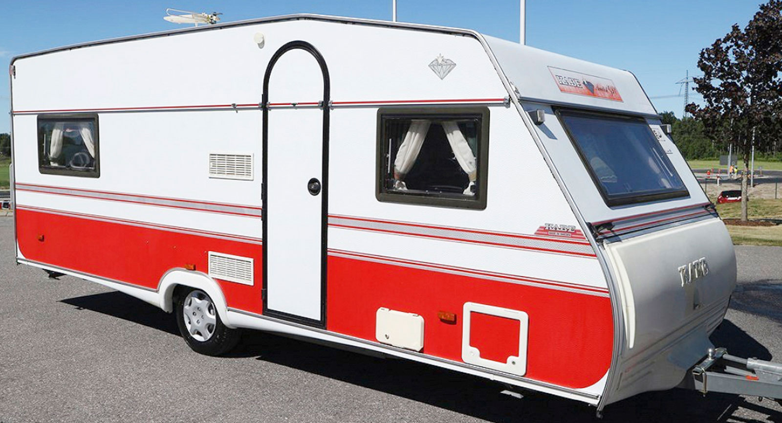 Kabe Ametist GLE B3 (1997)
Nordiskt och jämngammalt alternativ med vattenburen värme och barnkammare bak. Flexibel planlösning. Åsbro. 89 900 kronor.