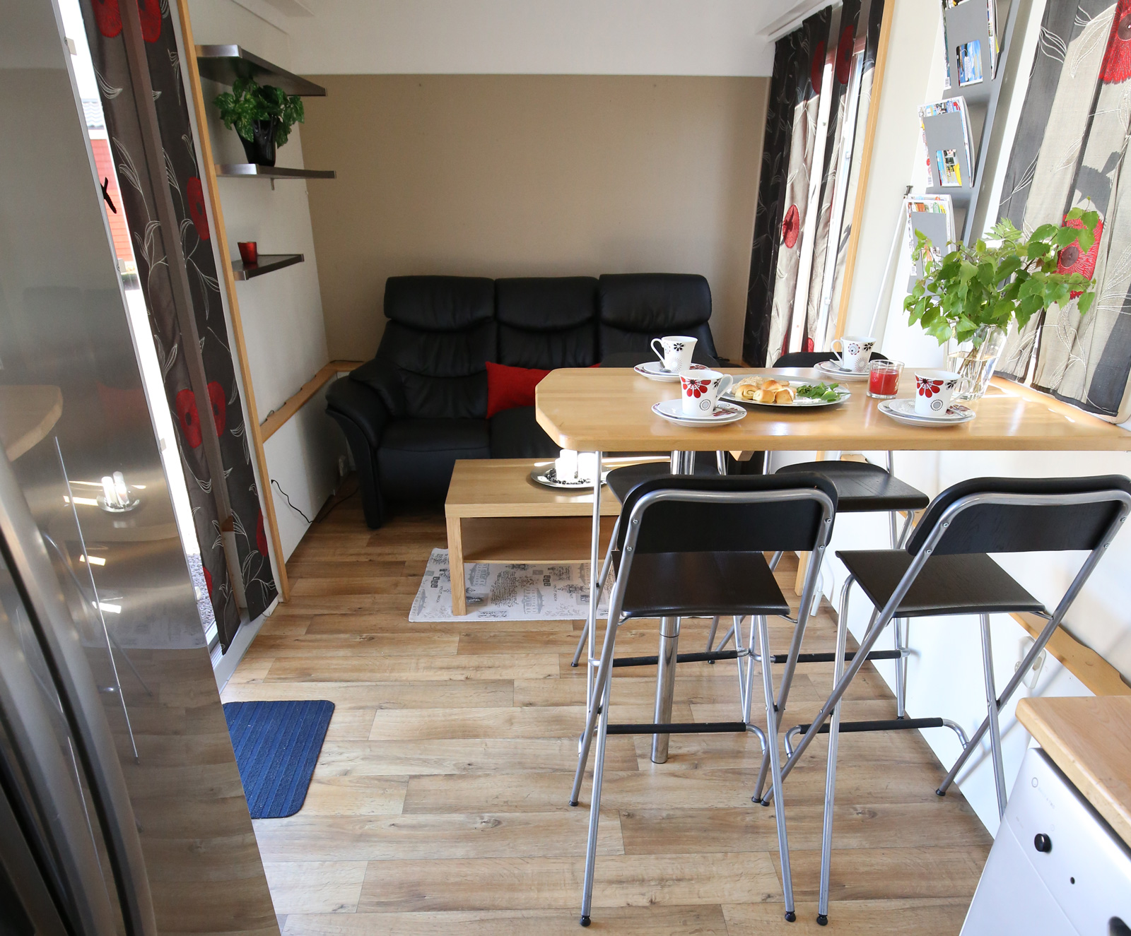 Loungekänsla med soffa och barmöbler.