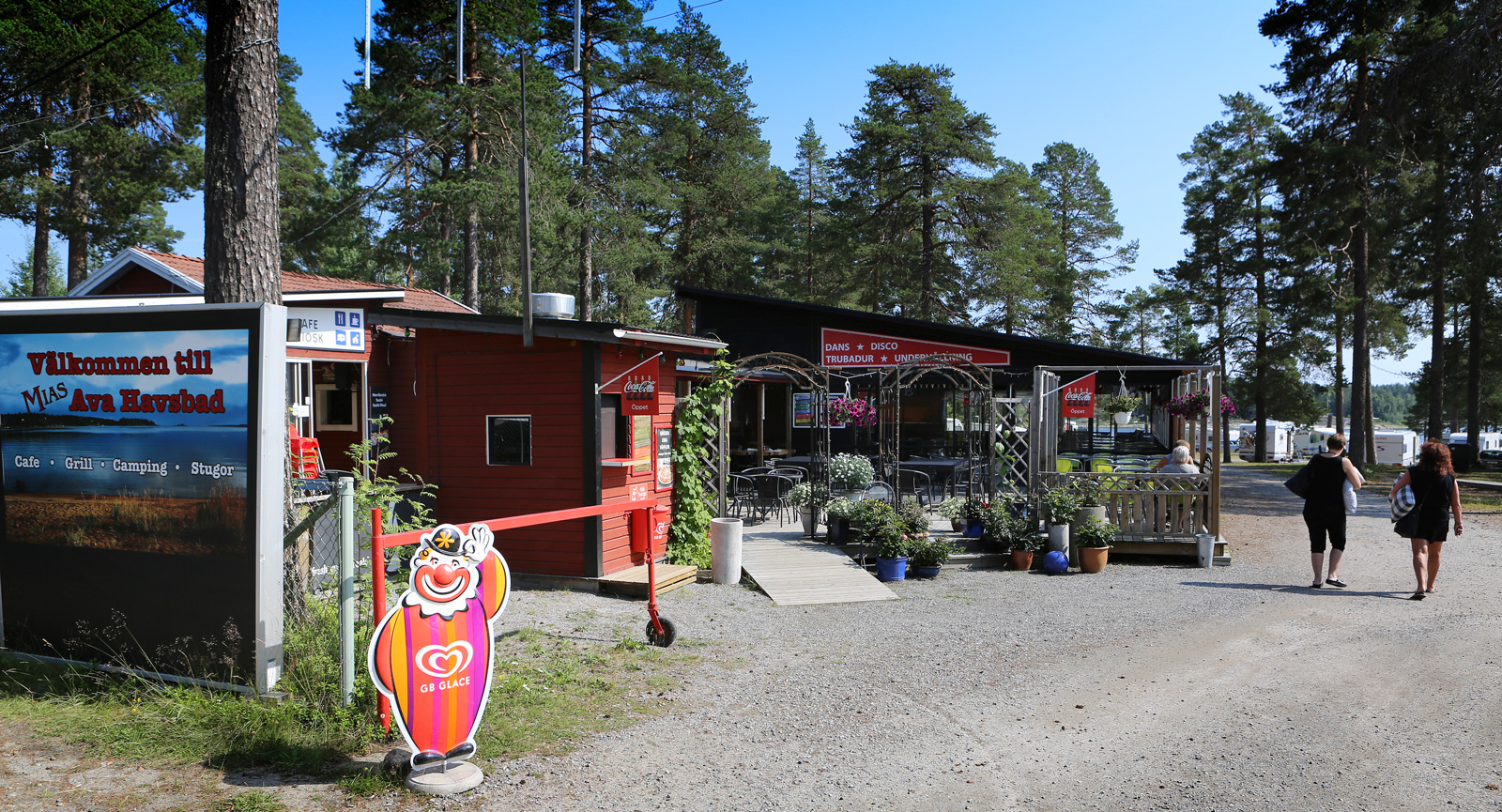 Receptionen finns i samma lokal som restaurangen.