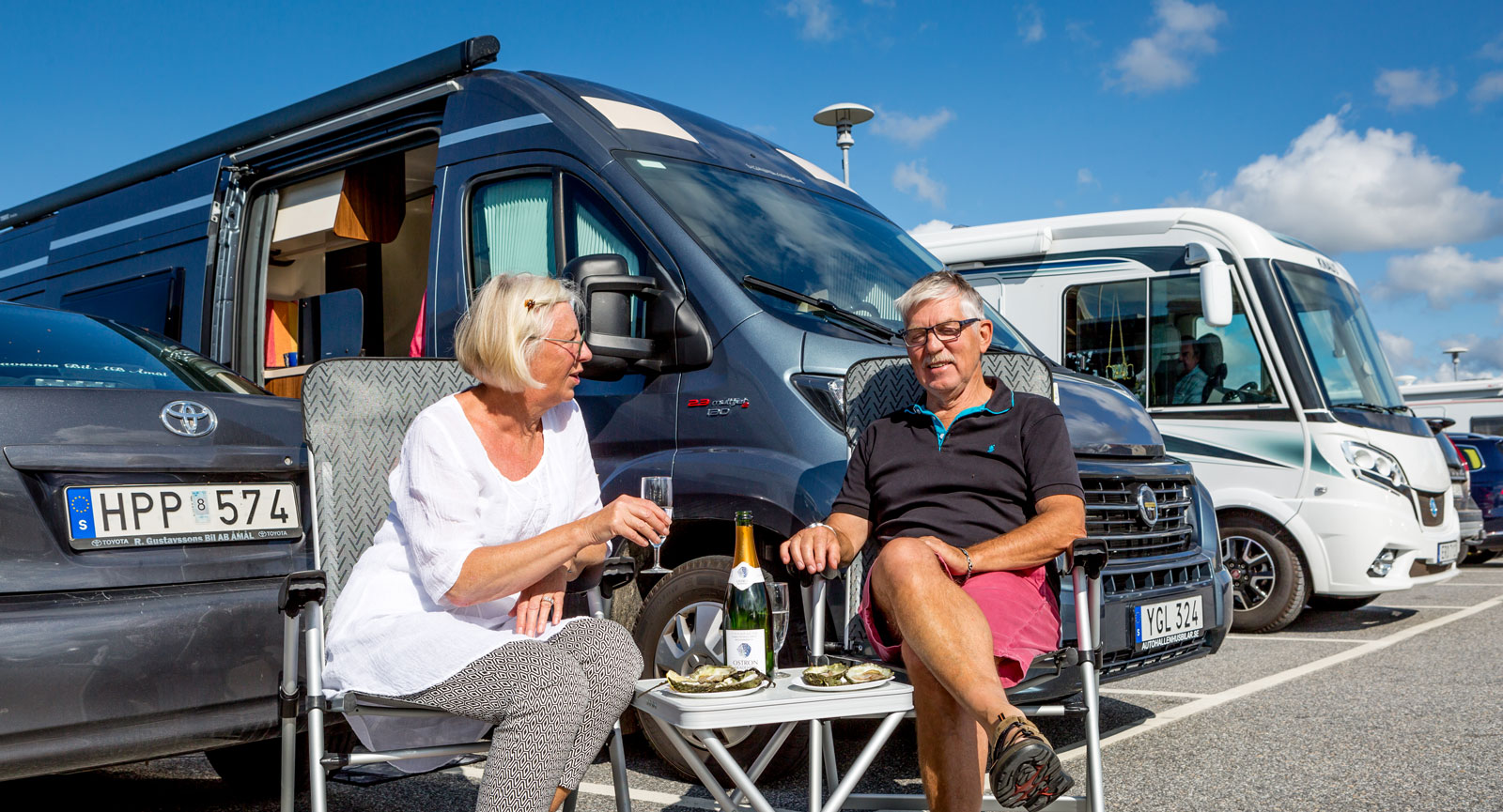 Harriet Oliv och Bertil Hallberg, från Varberg, parkerade sin Karmann Davis vid kajen och fick nära till tälten.