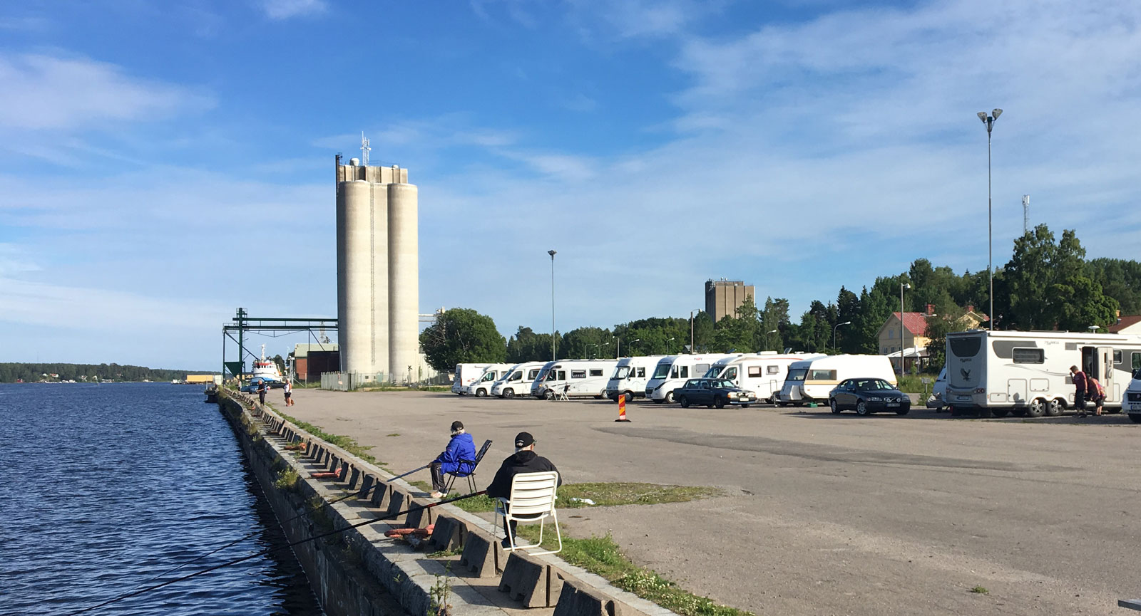 Ställplatsen med en egen fiskrensarbänk.