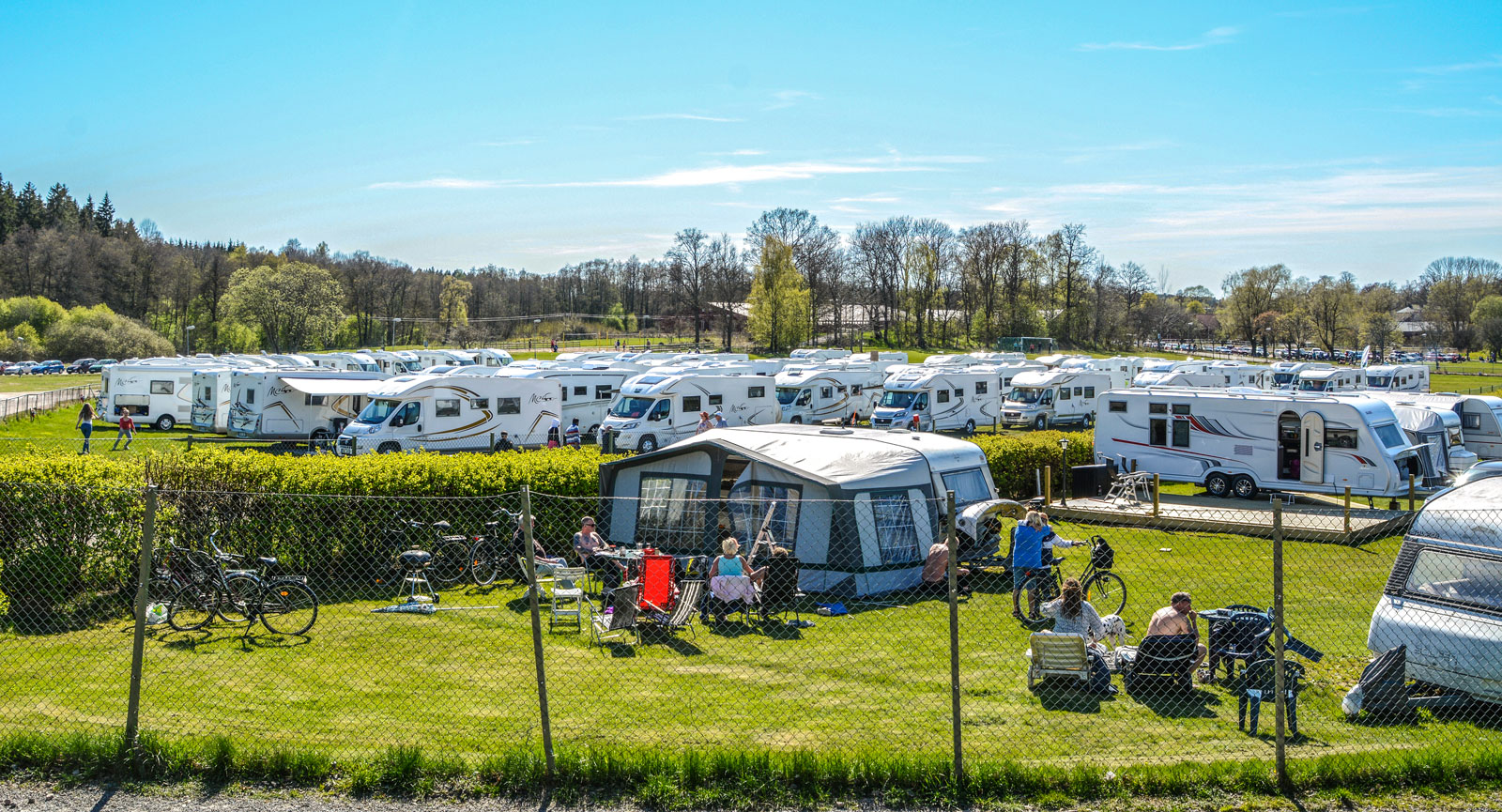 En perfekt dag för camping. Notera gyttret av McLouis-bilar på gräsfältet bakom campingen.