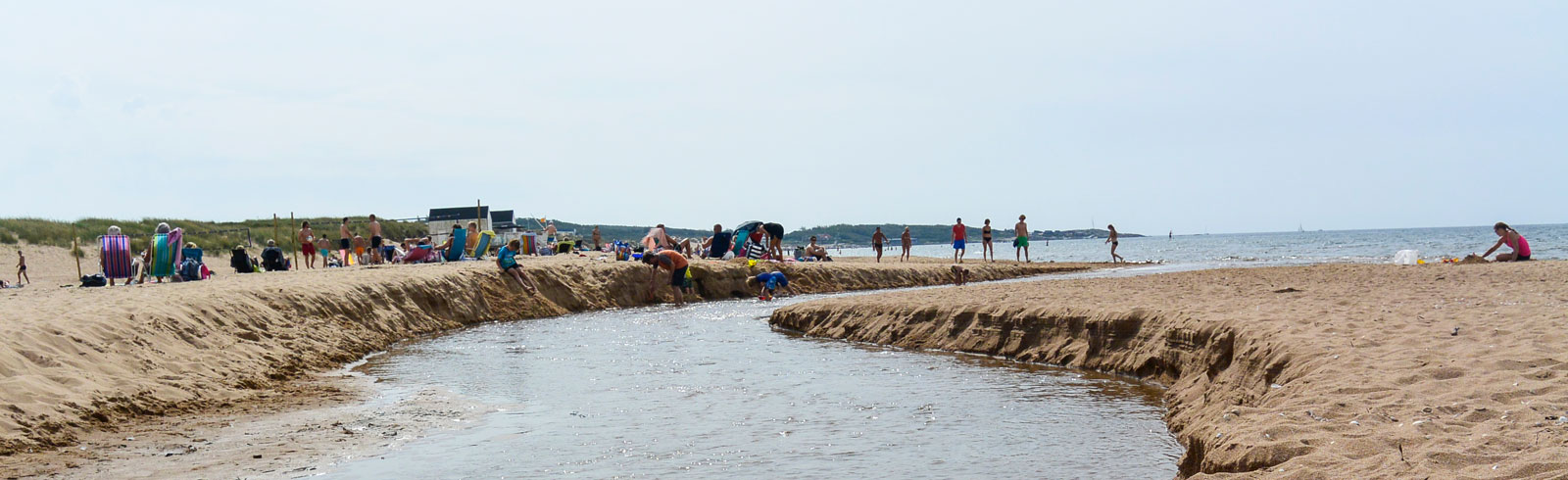 Flera badvakter finns på plats på stranden, som utgör en slags lekplats i jätteformat för både barn och vuxna.