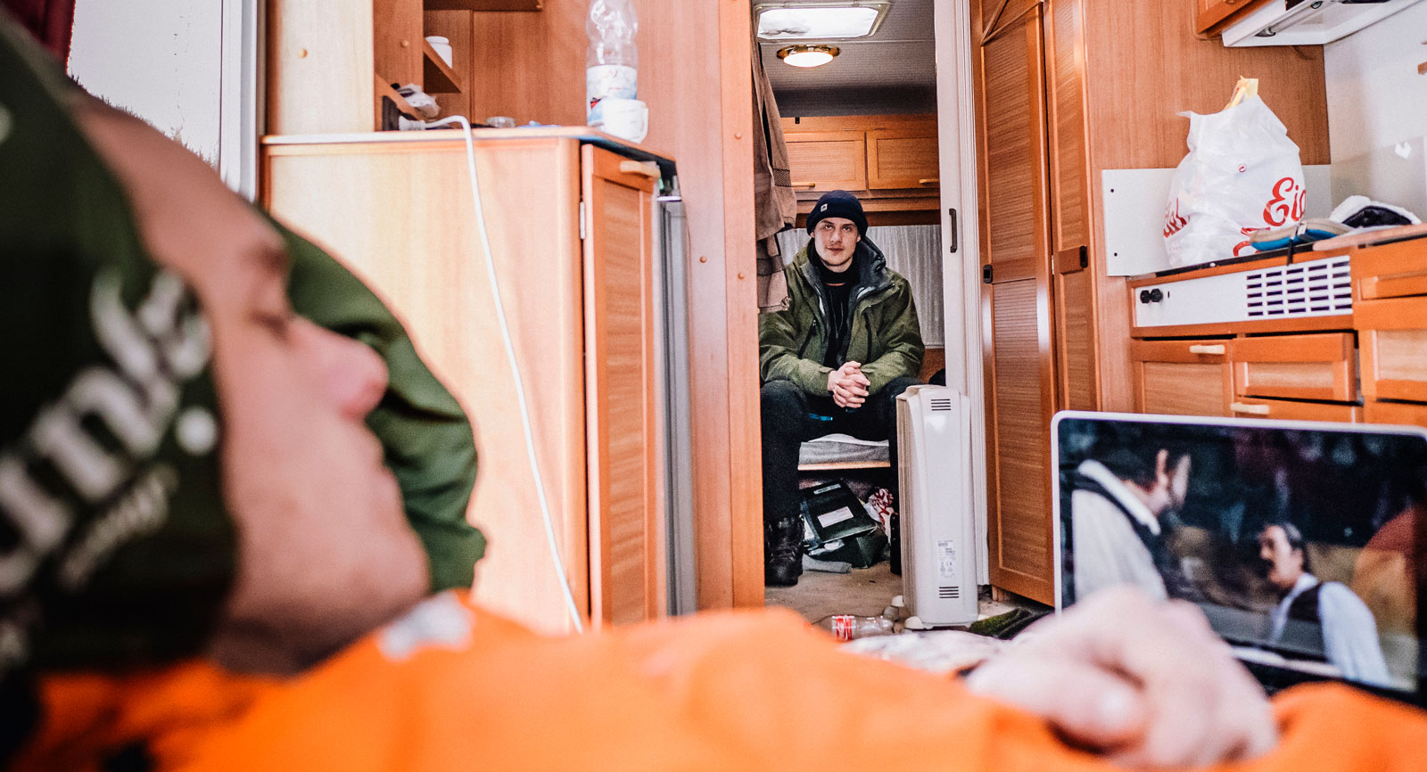 Uppdelat. Max och Christian värdesätter livet i vagnen; trots litet utrymme kan de leva åtskiljt.
