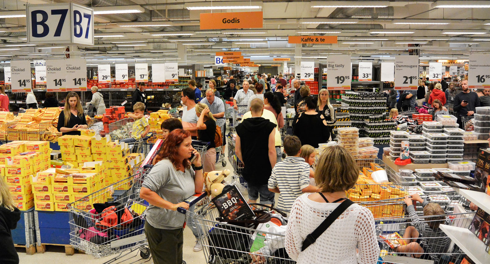 När regnet strilar ner passar många på att göra ett och annat klipp innanför Gekås väggar.