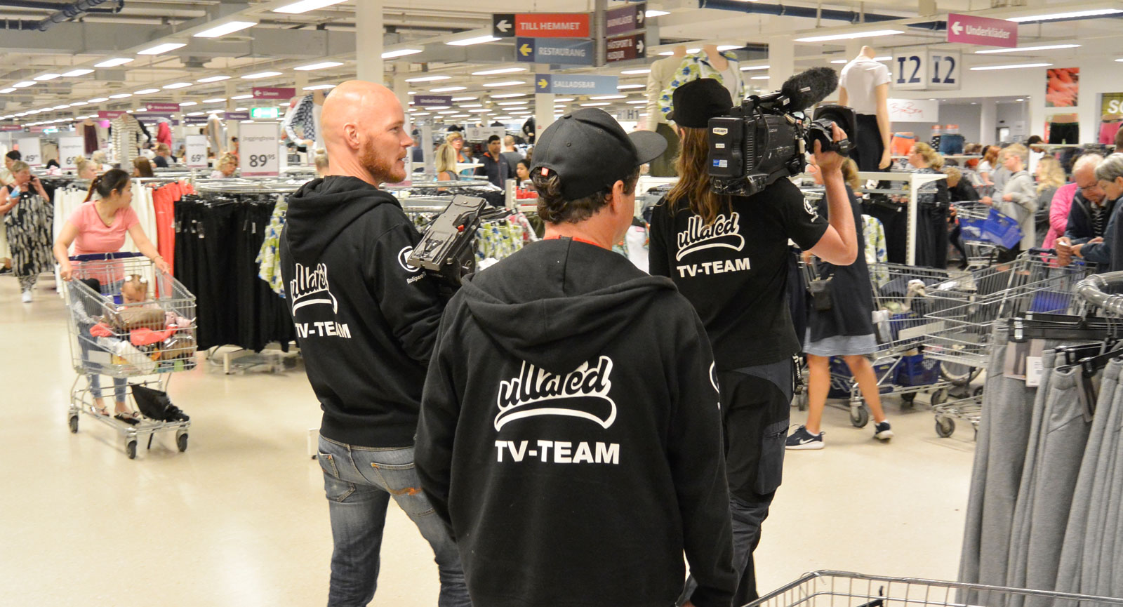 TV-teamet bakom Kanal 5:s tv-serie Ullared är på plats.