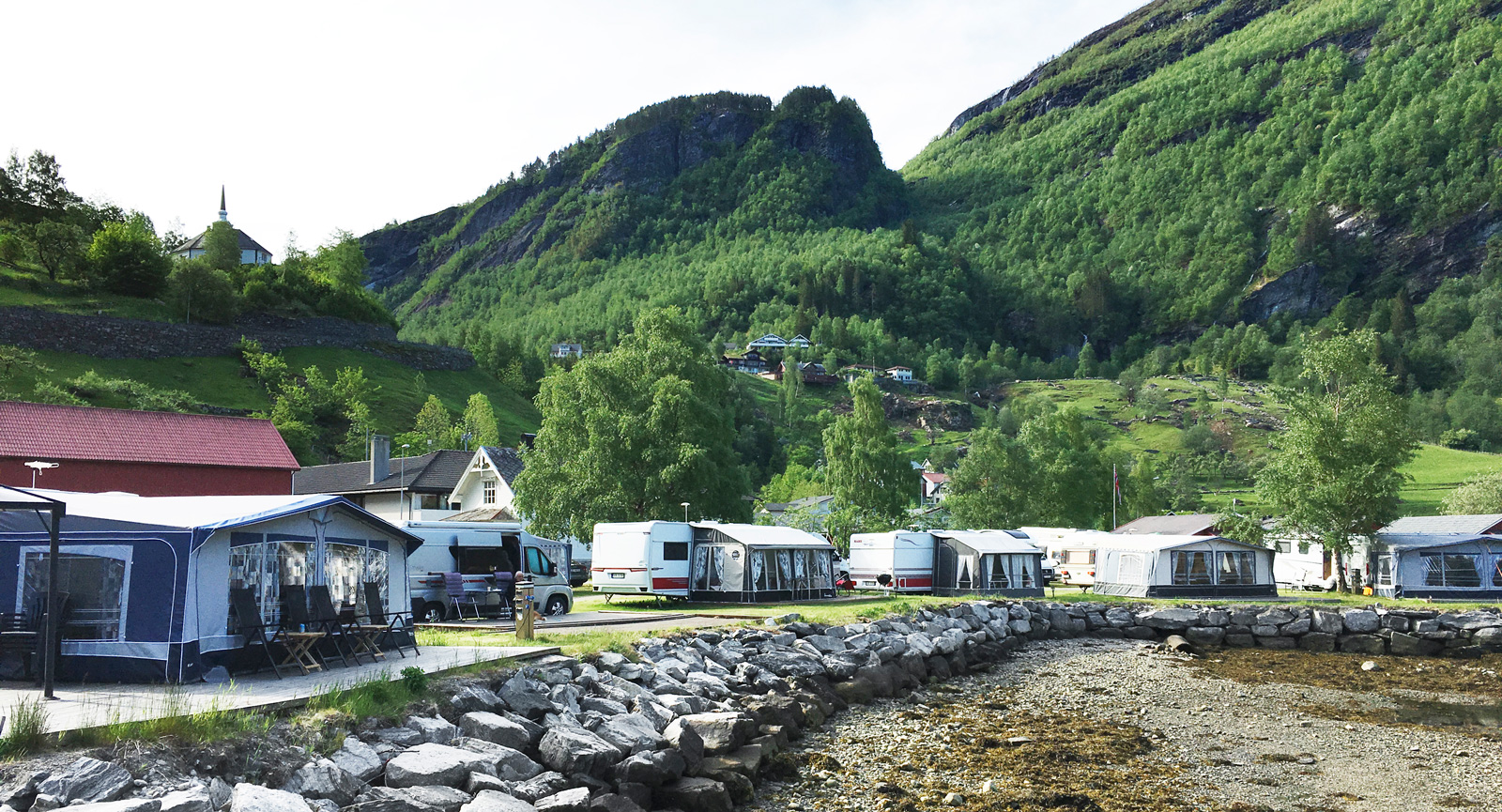 Campingen vid stranden i Geiranger är såklart superpopulär och otaliga är de bilder som använts i reklam och tryck för fritidsfordon. Här väljs dock en lite annorlunda vinkel med utsikt åt motsatt håll.